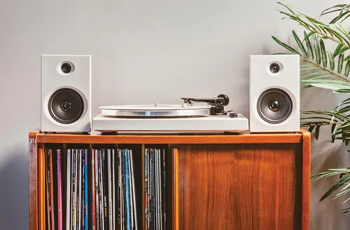 Vista 2 de Crosley T150B-WH - Moderno sistema de tocadiscos Bluetooth de 2 velocidades con brazo de tono ponderado variable y altavoces estéreo, color blanco