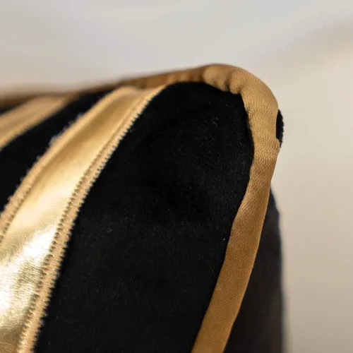 Vista 5 de Alerfa Funda de almohada de cuero dorado a rayas negras de 18 x 18 pulgadas, funda de almohada geométrica de lujo decorativa de terciopelo bordado