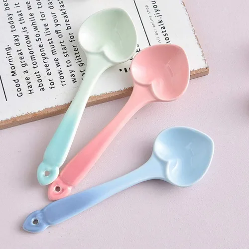 Vista 6 de Elegante juego de 4 cucharas de postre decorativas en forma de corazón de cerámica para postres para el hogar y el restaurante