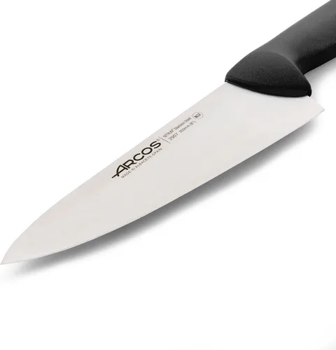Vista 3 de Arcos Cuchillo de chef de acero inoxidable nitrum de 8 pulgadas y hoja de 7.874 in. Cuchillo de cocina profesional multiusos. Mango ergonómico