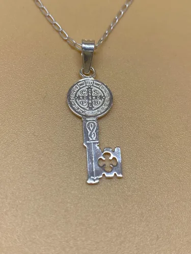 Vista 4 de Los Tesoros de Claudia, Colgante de plata 925 de San Benito para mujeres y hombres, incluye un collar de plata de 17.7 pulgadas. Medalla