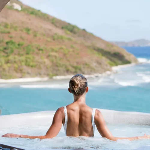 Vista 9 de Sumérgete en aguas termales de todo el mundo con la sal marina muerta de Medicine Springs para remojar y bañarte en minerales de baño. Añade estas