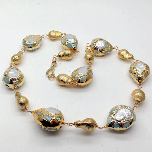 Vista 5 de Collar de perlas de agua dulce blancas cultivadas naturales con forma de lágrima azul, larimar dorado, cepillado de 24.0in