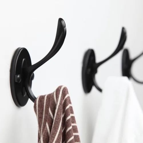 Vista 3 de 5 ganchos negros para abrigos montados en la pared, ganchos de pared negros mate con tornillos, ganchos de metal negro mate para toallas para baños