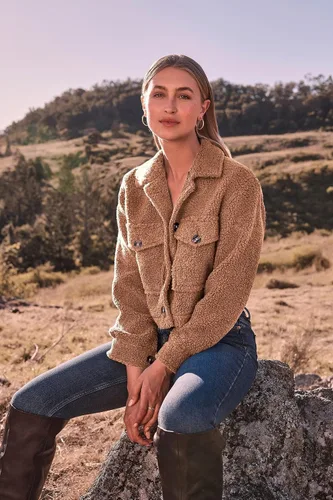 Vista 7 de PRETTYGARDEN Ropa de otoño para mujer, chaqueta de sherpa con solapa mullida, abrigo recortado con botones