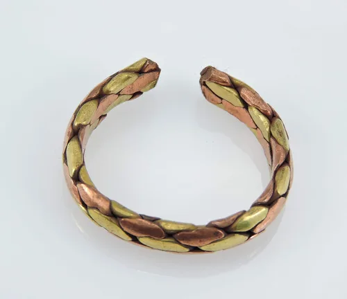 Vista 7 de Anillo de medicina/curación trenzado hecho a mano., Cobre, metal, plata, latón