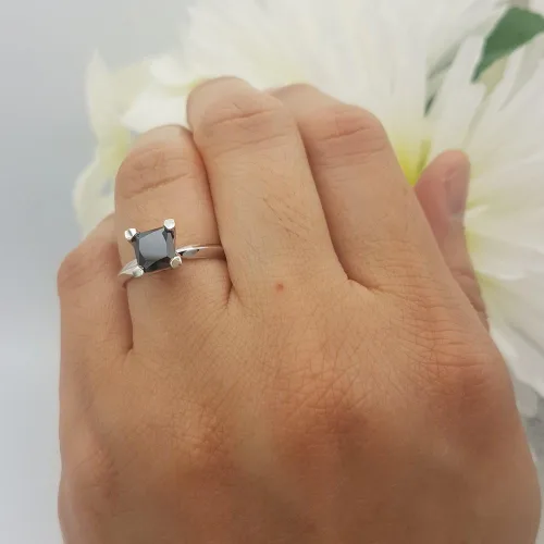 Vista 2 de Dazzlingrock Collection Anillo de compromiso solitario de 14 quilates con diamante negro de corte princesa para mujer, oro blanco