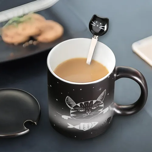 Vista 6 de Tazas únicas para gatos, tazas de café que cambian de color de 11 onzas – The Fish is Delicious – Taza de Halloween con tapa negra y cuchara