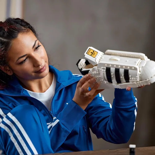 Vista 5 de LEGO 10282 Adidas Originals Superstar - Juego de construcción de coleccionistas para adultos, modelo de zapato coleccionable, 18 años +