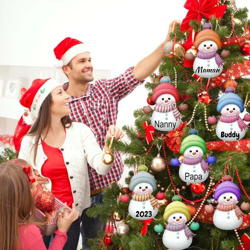 Vista 4 de 7 adornos de Navidad personalizados de muñeco de nieve 2023 con nombres, árbol de Navidad, decoración colgante de madera, familia de 2, 3, 4, 5, 6