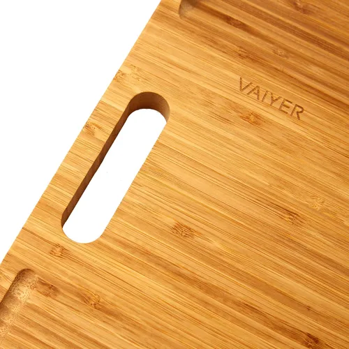 Vista 4 de Vaiyer Tabla de cortar de madera de bambú para cocina, con 3 compartimentos integrados y ranuras para jugos, bloque de carnicero, tabla de cortar