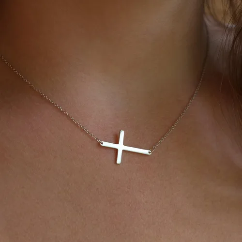 Vista 2 de Collar con cruz ubicada de costado de plata de ley 925