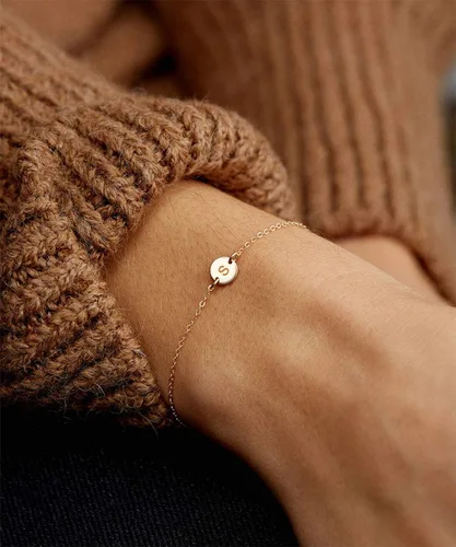 Vista 4 de Pulsera personalizada con inicial, chapada en oro de 18 quilates, de acero inoxidable, con diseño de letras, delicada pulsera con dije de moneda