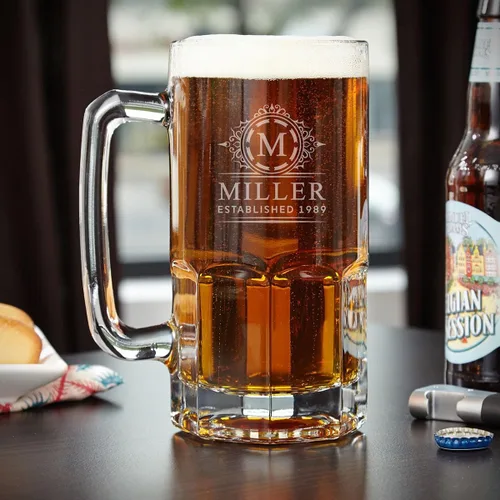 Vista 3 de HomeWetBar Taza de cerveza personalizada con mango de vidrio, vaso de cerveza colosal grabado (33 onzas)