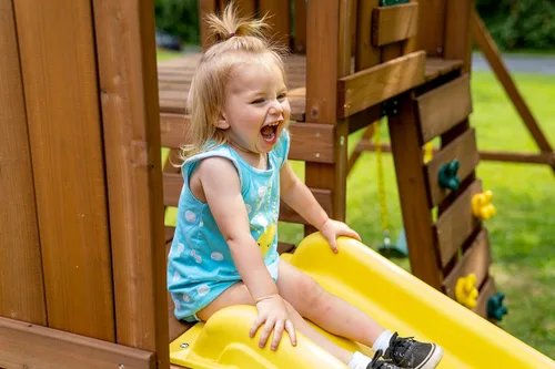 Vista 10 de Swing-N-Slide WS 8355 Castlebrook - Juego de columpios con dos toboganes, columpios y pared de escalada, madera