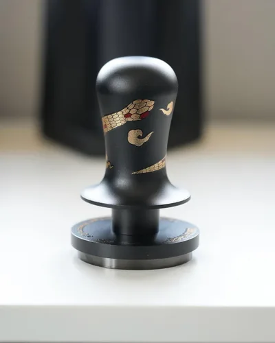 Vista 3 de MHW-3BOMBER 58.35mm Tamper de Espresso Edición Patrón Serpiente - 3 Tamper de Café con Resorte y Retroalimentación de Sonido - Herramienta de Tamper