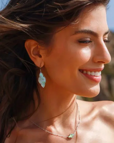 Vista 2 de Kendra Scott - Aretes de gota Abbie, joyería de moda para mujer
