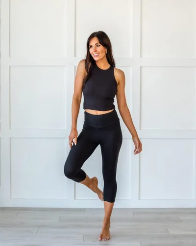 Vista 5 de Paquete de 3 leggings capri para mujer, levantamiento de glúteos, cintura alta, control de abdomen, pantalones de yoga negros para entrenamiento