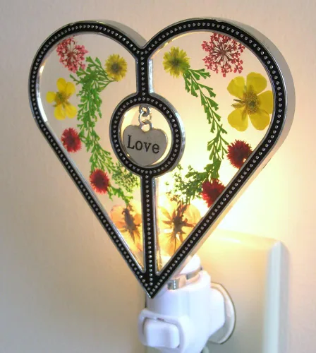 Vista 5 de BANBERRY DESIGNS Luz nocturna de corazón de amor con flores prensadas – Colgante grabado – Regalo decorativo y funcional – Medidas 4.5 pulgadas