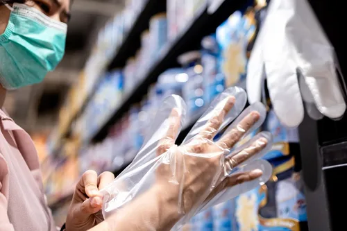 Vista 4 de KingSeal 500 guantes desechables de polietileno ligeros, sin polvo, sin látex, seguros para alimentos, tamaño grande, 1 caja de 500 guantes