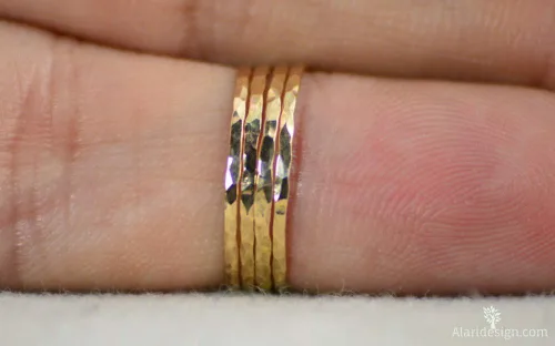 Vista 2 de Anillos apilables superfinos rellenos de oro de 14 quilates (se venden por anillo)