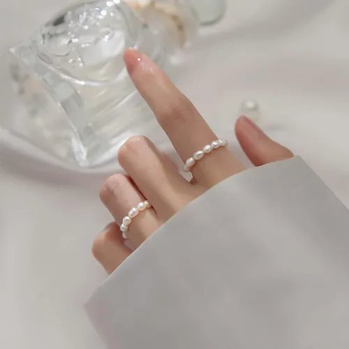 Vista 2 de ERLOSYA Anillo de perlas cultivadas estilo bohemio vintage, ajustable, anillos de perlas de agua dulce elásticos de moda para mujeres, anillos