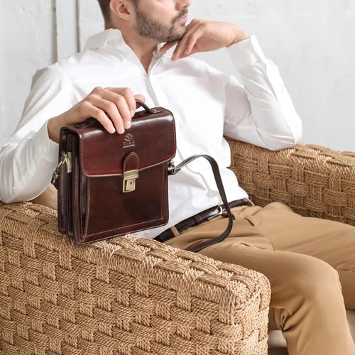 Vista 3 de Time Resistance Maletín pequeño de cuero para hombre - Bolso cruzado - Bolso bandolera de cuero italiano - Caja de regalo incluida