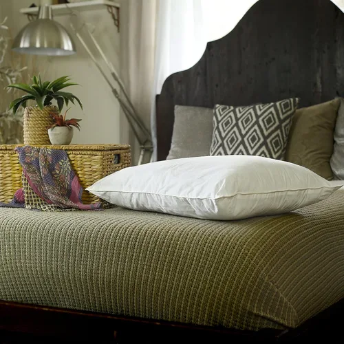 Vista 7 de Silk Bedding Direct. Almohada de lujo rellena de seda de morera. Tamaño estándar, 26 x 20 pulgadas. Un refugio hipoalergénico, descansa tus sueños