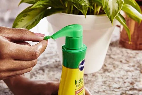Vista 3 de Miracle-Gro Alimento para plantas de interior, fertilizante para plantas, 8 onzas (paquete de 6) Alimento líquido para plantas