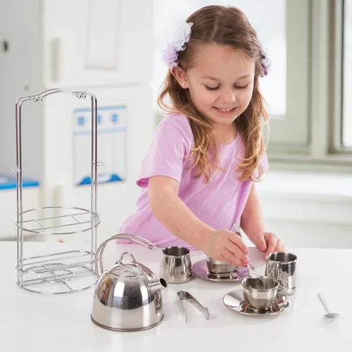 Vista 2 de Melissa & Doug Set de Té de Juguevo de Acero Inoxidable y Estantería de Almacenamiento para Niños (11 piezas)