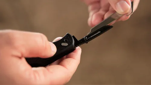 Vista 4 de OUTDOOR EDGE 2.5" RAZOR-WORK - Cuchillo plegable de utilidad con hoja reemplazable RazorSafe (Negro, 2 hojas)