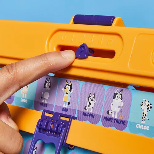 Vista 4 de Hasbro Gaming Juego de edición Bluey Personajes y objetos Bluey Divertidos juegos de mesa para niños para familias 2 jugadores 15 minutos