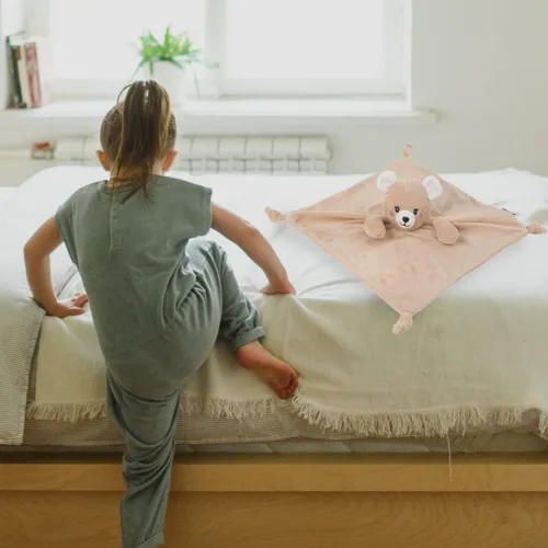 Vista 6 de KINREX Manta de seguridad de oso de peluche para bebés, toalla calmante de felpa suave, juguete de edredón unisex para bebé, compañero de sueño