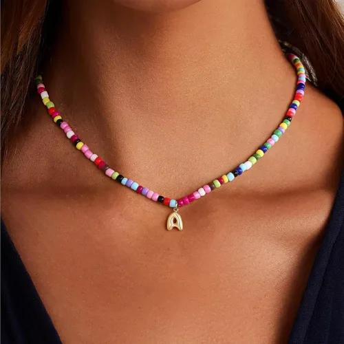 Vista 8 de M MOOHAM Collares con iniciales de cuentas coloridas para niñas, mujeres y niños, lindo collar de letras bohemias con cuentas delicadas, joyería