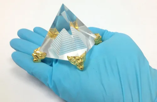 Vista 3 de Amlong Crystal Pirámide de cristal de 2,3 pulgadas en pirámide con soporte dorado