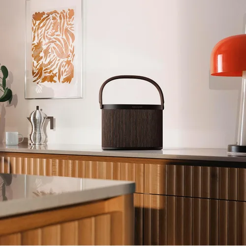 Vista 4 de Bang & Olufsen Beosound A5 - Altavoz Bluetooth portátil con conexión Wi-Fi, correa de transporte, roble oscuro