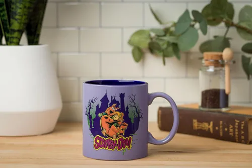 Vista 5 de Taza de cerámica con purpurina Silver Buffalo Scooby-Doo con Scooby-Doo y Shaggy, 20 onzas