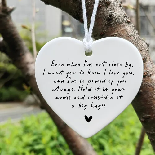 Vista 2 de Even When I'm Not Close By Heart - Adorno de cerámica para hermana, regalo para mi hija, adorno de corazón de Navidad, regalo de recuerdo para mejor