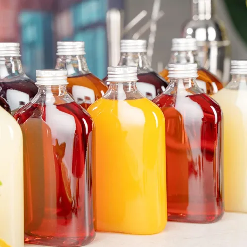 Vista 10 de Restaurantware Bottle Tek - Botellas de licor de 10 onzas, 100 botellas de plástico vacías, desechables con tapas de aluminio, botella de plástico