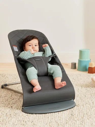 Vista 2 de BabyBjörn Bouncer Bliss, Algodón, Colcha Clásica, Antracita. Asiento Ajustable de Mecedora de Bebé 2-en-1 y Silla para Niños Pequeños, de Recién