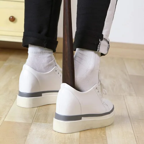 Vista 3 de Yizc Calzador de madera de 27 pulgadas de mango largo, cuerno de zapato con correa de piel de vaca para hombres, mujeres, niños y personas mayores