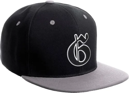 Vista 342 de Daxton Gorra clásica con visera de billete plano con letras del alfabeto inglés antiguo de la A a la Z