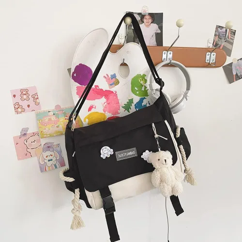 Vista 4 de Juoxeepy Bolsa de mensajero estética con colgante de relleno y alfileres Kawaii bolsa cruzada para mujer bolsa de mensajero de nailon