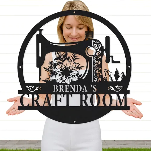 Vista 24 de Letrero de metal personalizado para máquina de coser, arte de pared personalizado para habitación, para mamá, abuela, nana, mimi, alcantarillas