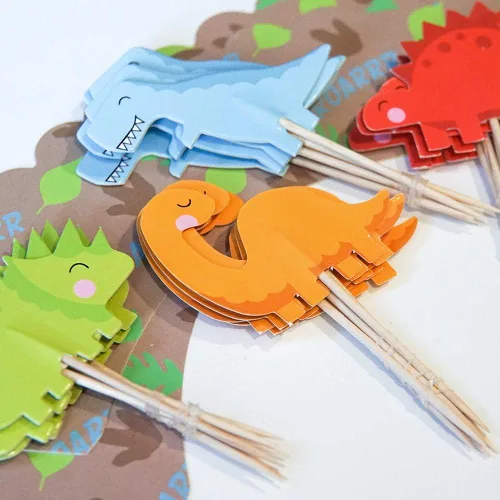 Vista 2 de 24 adornos para cupcakes de dinosaurio + 24 envolturas. Red Fox Tail Darling Dinosaurs - Kit de magdalenas