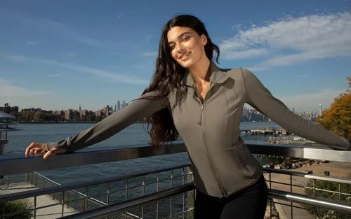 Vista 23 de Interlink Ribbed Princess Seam Performance Jacket
