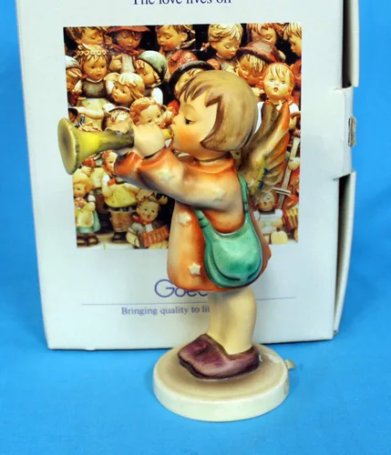 Vista 4 de La figura Hummel Little Drummer de 4.25 pulgadas es una atractiva figura coleccionable que se verá bien en tu estante de exhibición de figuras