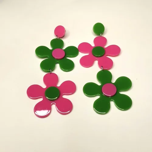 Vista 2 de Caiyao Aretes colgantes de flores grandes de acrílico con margaritas grandes blancas y negras, aretes colgantes de pétalos de doble flor, aretes