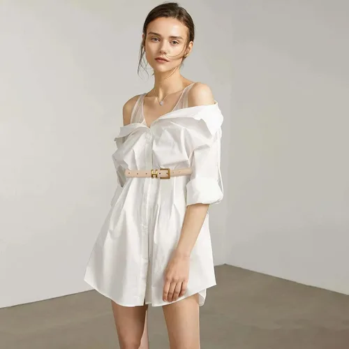 Vista 26 de Cinturón de cuero clásico con hebilla de metal para mujer con vestido de jeans