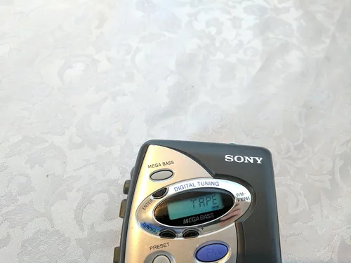 Vista 4 de SONY Reproductor de casete portátil AMFM (WM-FX241)